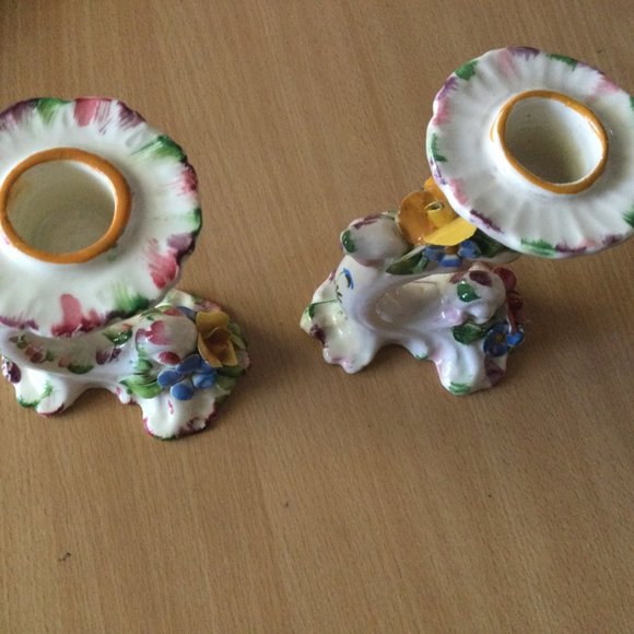 A Pair Italian ceramic porcelain candleholders hand painted applied 3D flowers - Picture 4 of 7